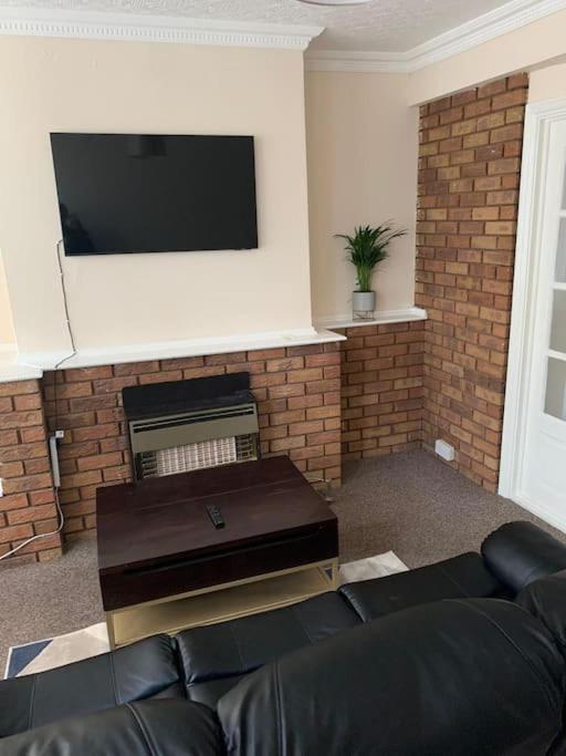 Cheerful 3-Bedroom House Brierley Hill Exterior photo